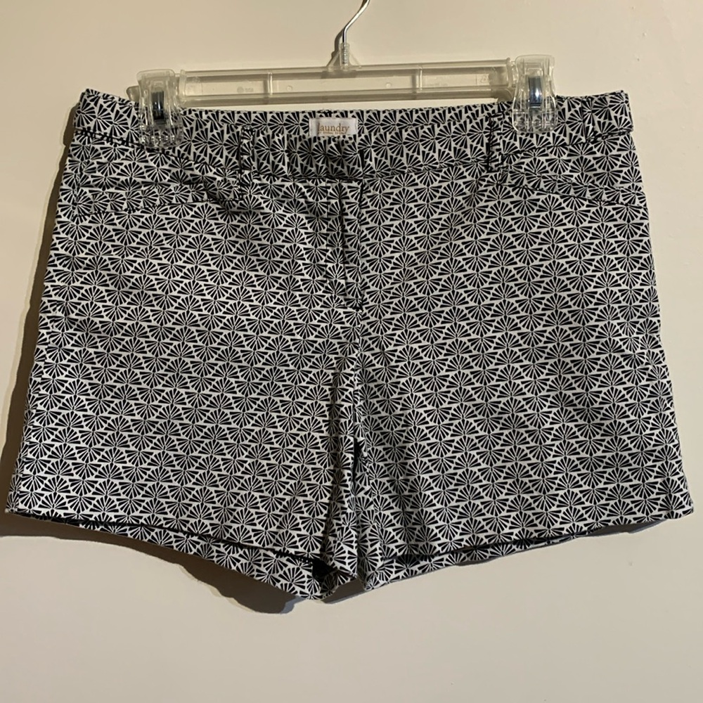 3/12 Laundry by Shelli Segal black and white peacock pattern stretch shorts sz 6